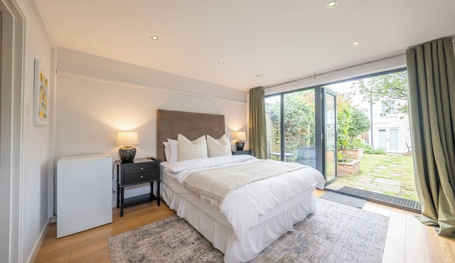 Modern Garden Flat with Private Entrance in the heart of Cheltenham