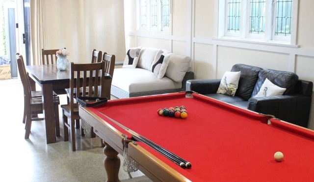 Modern Garden Getaway close to Burwood, 2 BR, WiFi, Parking and Pool!