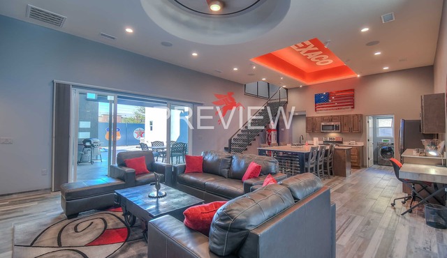 Modern Gasoline Alley w/Hot Tub & 3 King Beds