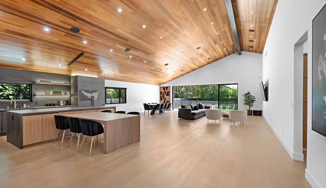 Modern Gateaway In Los Angeles