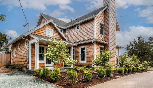 Modern Gearhart Getaway, Walk to Beach & Downtown!