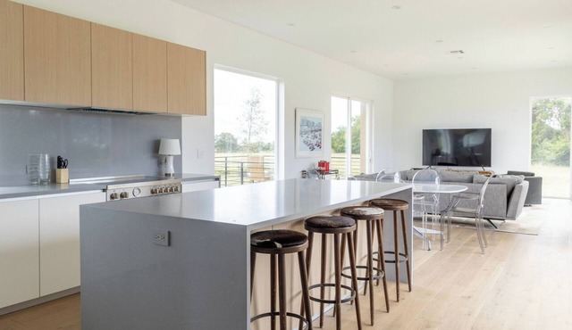 Modern Gem/4 bed-4.5 bath. Pet-friendly!