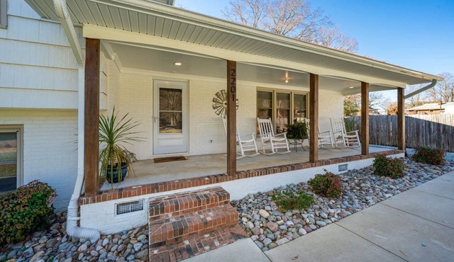 Modern Gem 5BR w/Workspace + King Beds