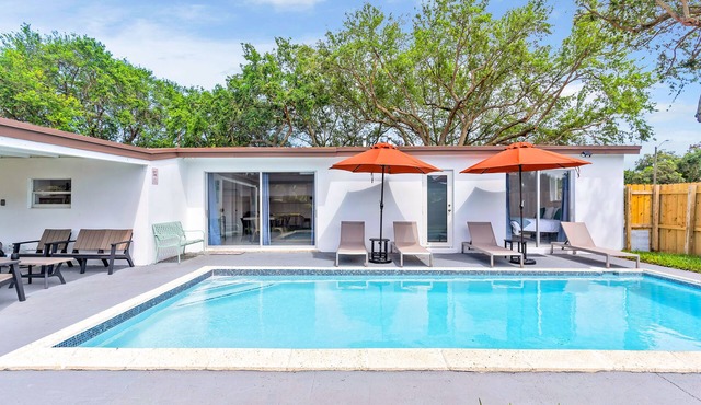 Modern Getaway 4BRs House with Pool and Game Room
