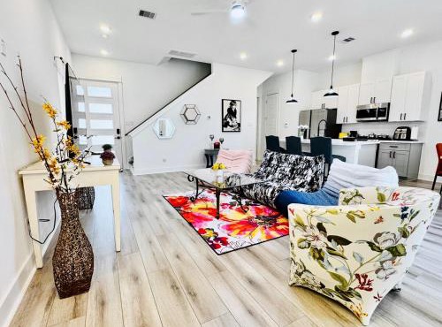 Modern getaway near downtown and airport