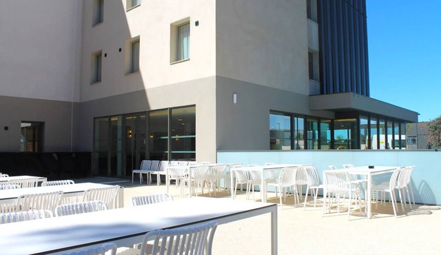 Modern Getaway w/Pool Access - Comfort & Convenience Near Local Attractions