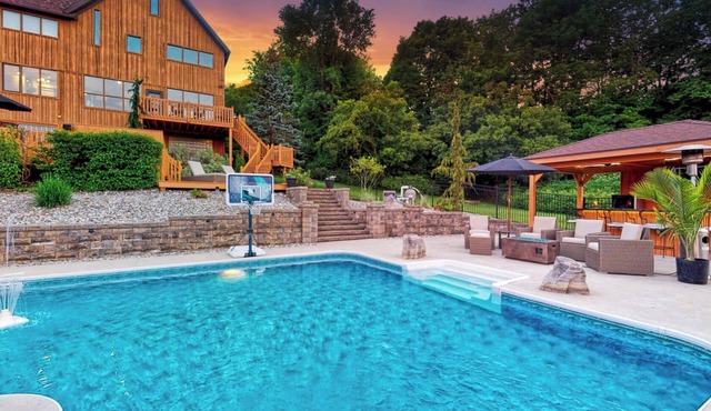 Modern Getaway w/POOL & HOT TUB and AMAZING VIEWS