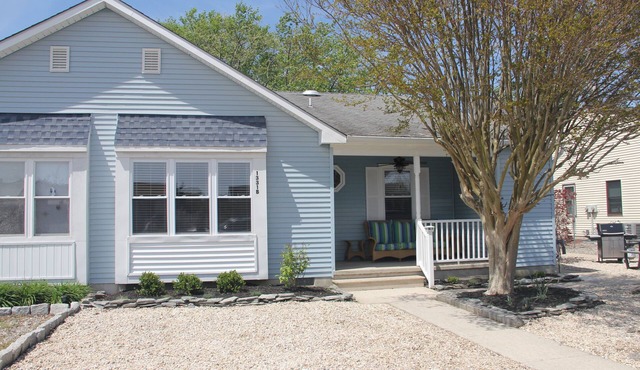 Modern Getaway within walking distance to the harbor!