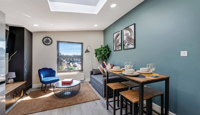 Modern Glam - 2BR Apartment in London