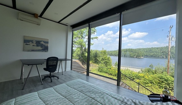 Modern Glass Cottage facing Lake with Hot tub