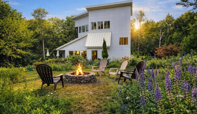 Modern Glass House Near Hunter & Woodstock Fireplace, Views, Pet-Friendly