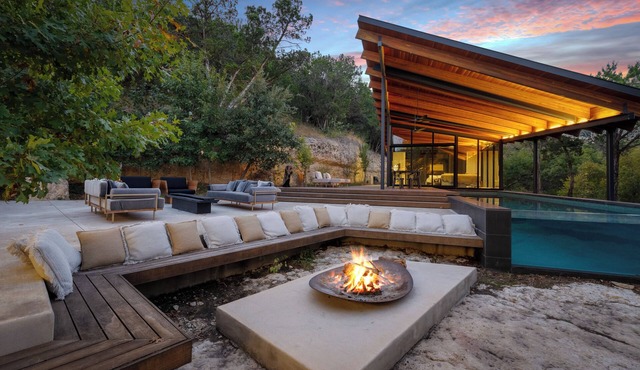 Modern Glass House Near SXSW With Pool & Fire Pit