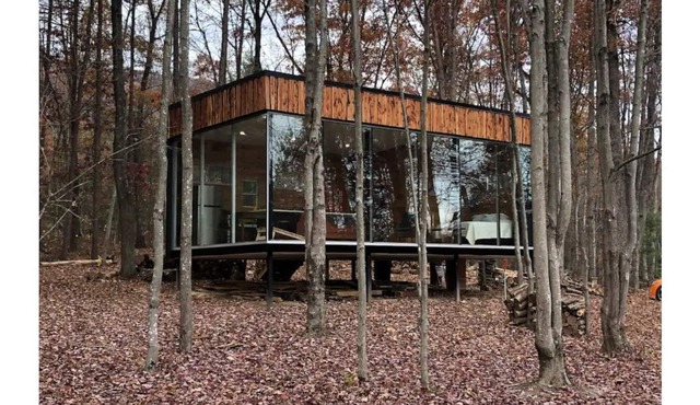 Modern Glass Retreat -All the modern amenities in a secluded forest setting
