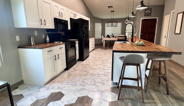 Modern Glendale Getaway/Mins from I-17 & 101/6 Flags, Hiking & Golf close by