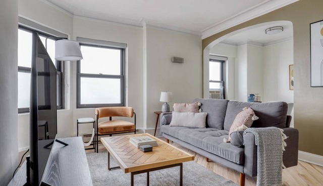 Modern Gold Coast 1BR w/Doorman & Gym, 2 blocks to L, by Blueground