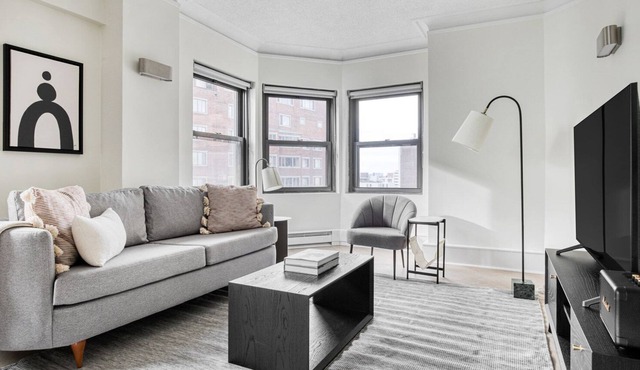 Modern Gold Coast 2BR w/ Doorman & Gym, 2 blocks to L, by Blueground