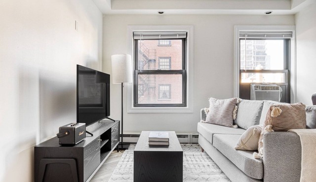 Modern Gold Coast Studio w/Doorman & Gym, 2 blocks to L, by Blueground