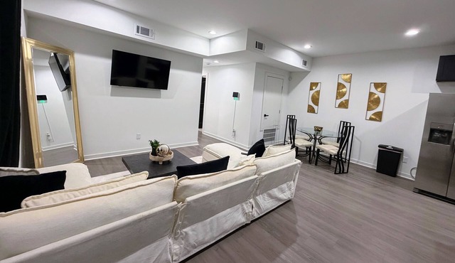 Modern Gold Oasis Spacious 3BR Close to Downtown