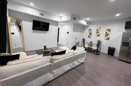 Modern Gold Oasis Spacious 3BR Close to Downtown