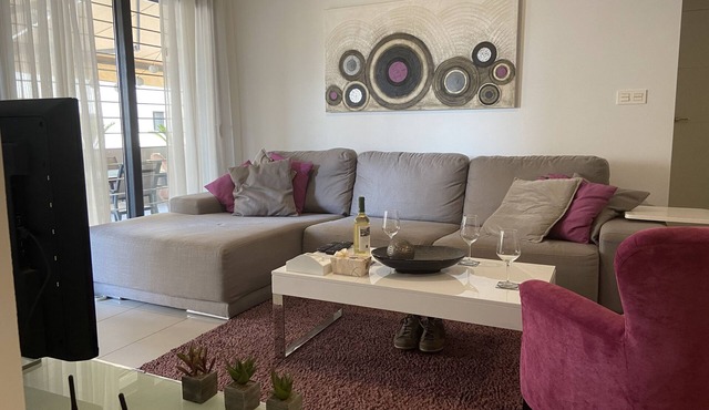Modern ground floor flat within walking distance to the sea.