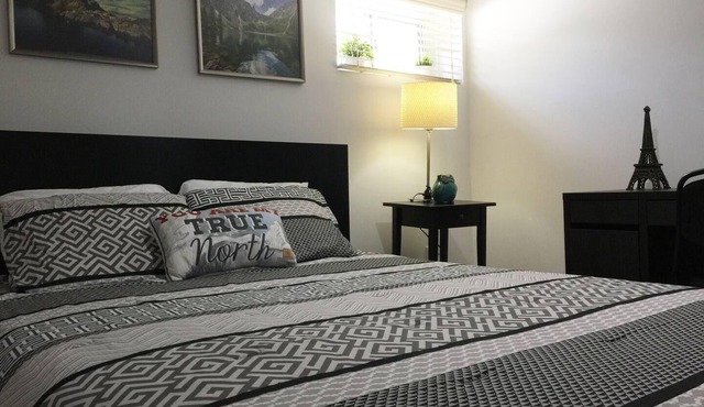 Modern Greektown Apartment - 2 Bedrooms