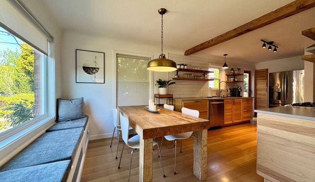 Modern Green Lake Home w/2 Living Areas + Soaking Tub