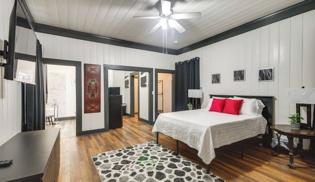 Modern Greenwood Studio < 1 Mi to Downtown!
