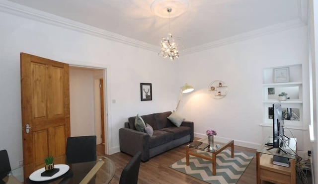 Modern ground floor apartment with separate entrance - Fast WiFi