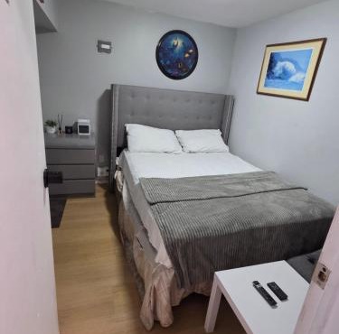 Modern ground floor room with Private Bath, 7 mins to the airport and 18 mins to NYC