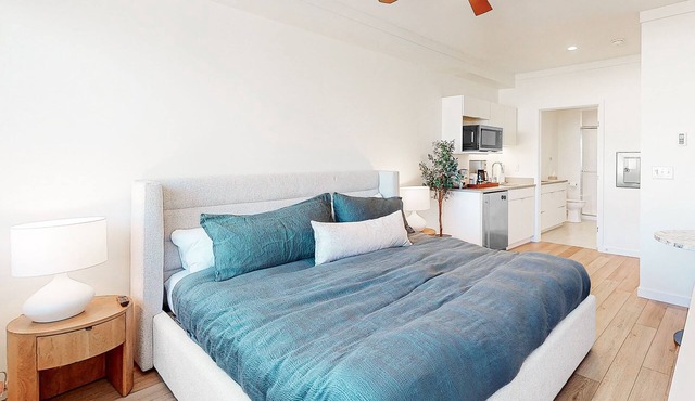 Modern ground-floor studio with mountain view, kitchenette & parking
