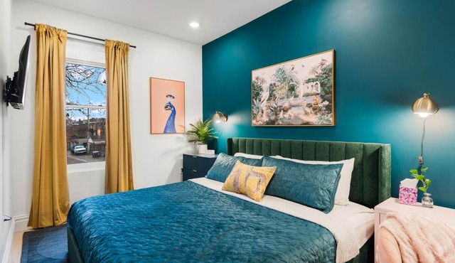 Modern Group Oasis: Hot Tub, Arcade & Fire Pit