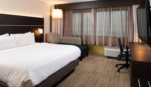 Modern Guest Room w/Spacious Layout + Relaxing Bathtub for a Comfortable Stay