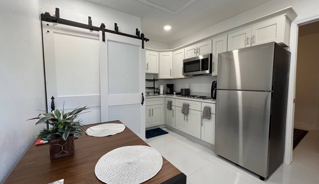 Modern Guest Studio 15 mins from SFB Airport