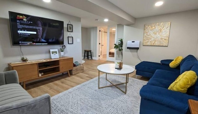 Modern Guest Suite Near Proctor w/Hot Tub & 2 King Beds