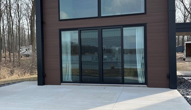 Modern Guesthouse on the lake with access to private pickleball court.