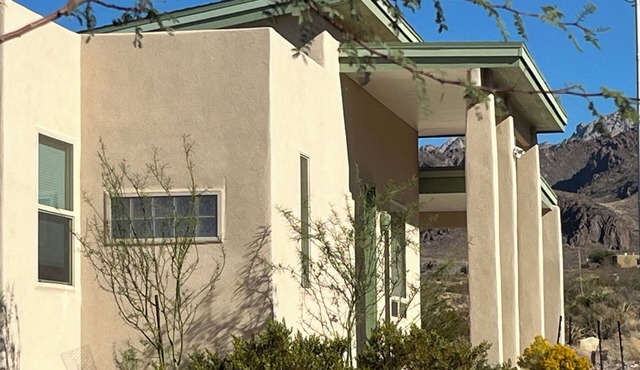 Modern guesthouse on 11.5 amazing desert view acres.