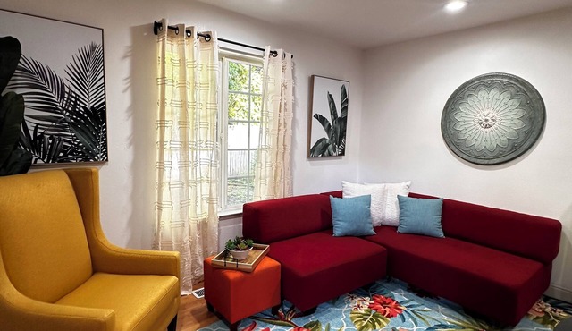 Modern Guesthouse W/Tennis Court & Swimming Pool! Short walk to Bidwell Park!