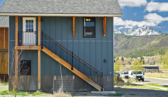 Modern guesthouse with mountain views!