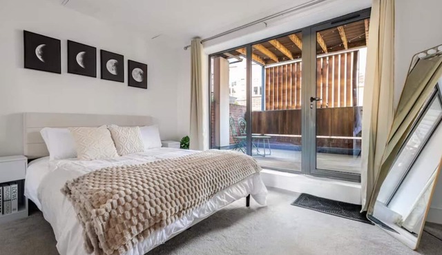 Modern Hackney Apartment| with Lift & Patio