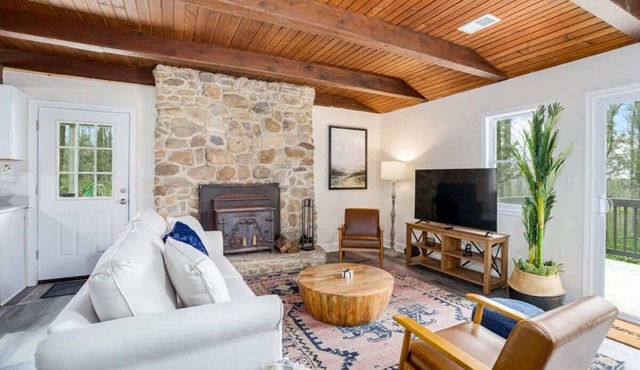 Modern Harpers Ferry Cabin w Hot Tub, Deck, WiFi!