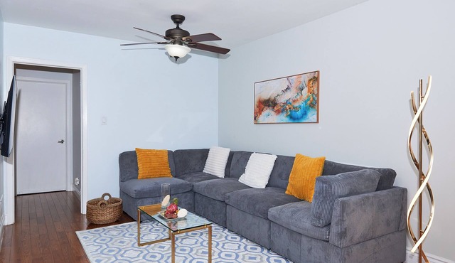 Modern Haven: King Size Bed & Own Parking