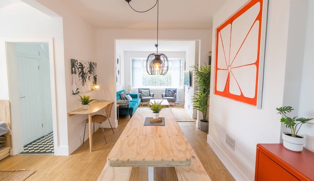 Modern Haven, Sleeps 6, Free Parking, Central.