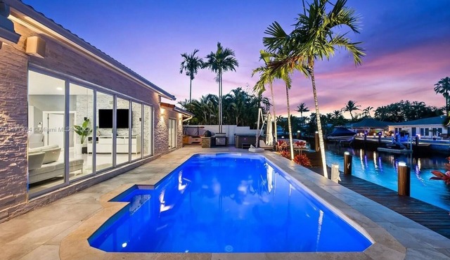 Modern - Heated pool - intercostal views
