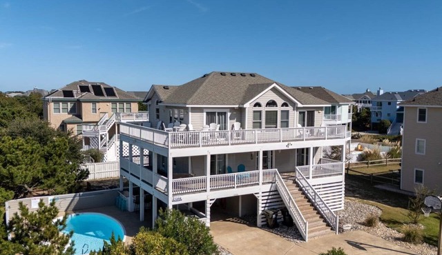 Modern! Heated Saltwater Pool! Hot Tub! Great Location! C1256
