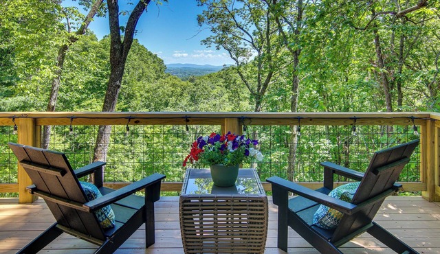 Modern Hendersonville Home: Deck & Mountain Views!