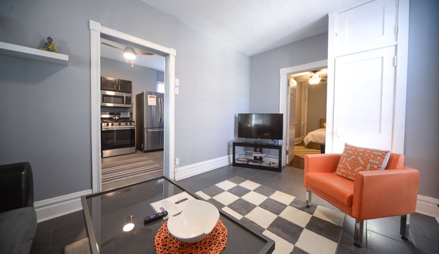 Modern Hidden Gem on the Hill. ★ Cute backyard ★