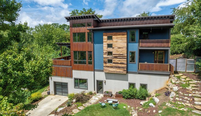 Modern Hideaway: Stylish Downtown Asheville Retreat with Soaring Ceilings