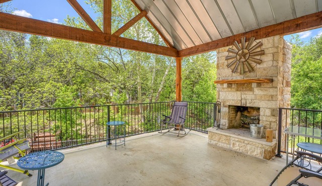 Modern Hill Country Retreat | 2 Kings Sleeps 8