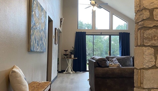 Modern Hill Country Stunner! Mountain Views, Super Close Frio River & Garner.