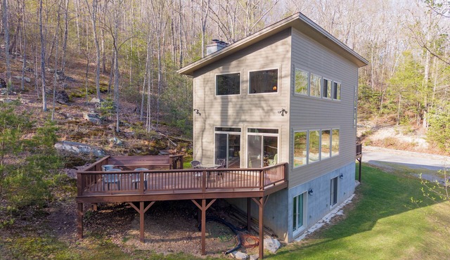 Modern Hillside Haven: Secluded Forest Escape